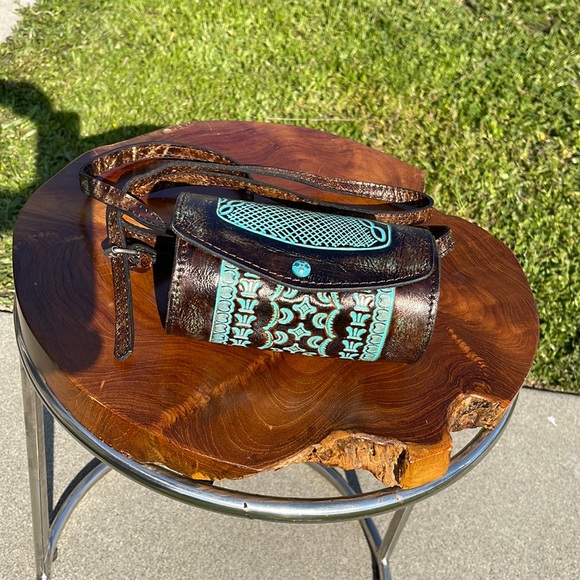 Patricia Nash Handbags - Patricia Nash barrel crossbody bag